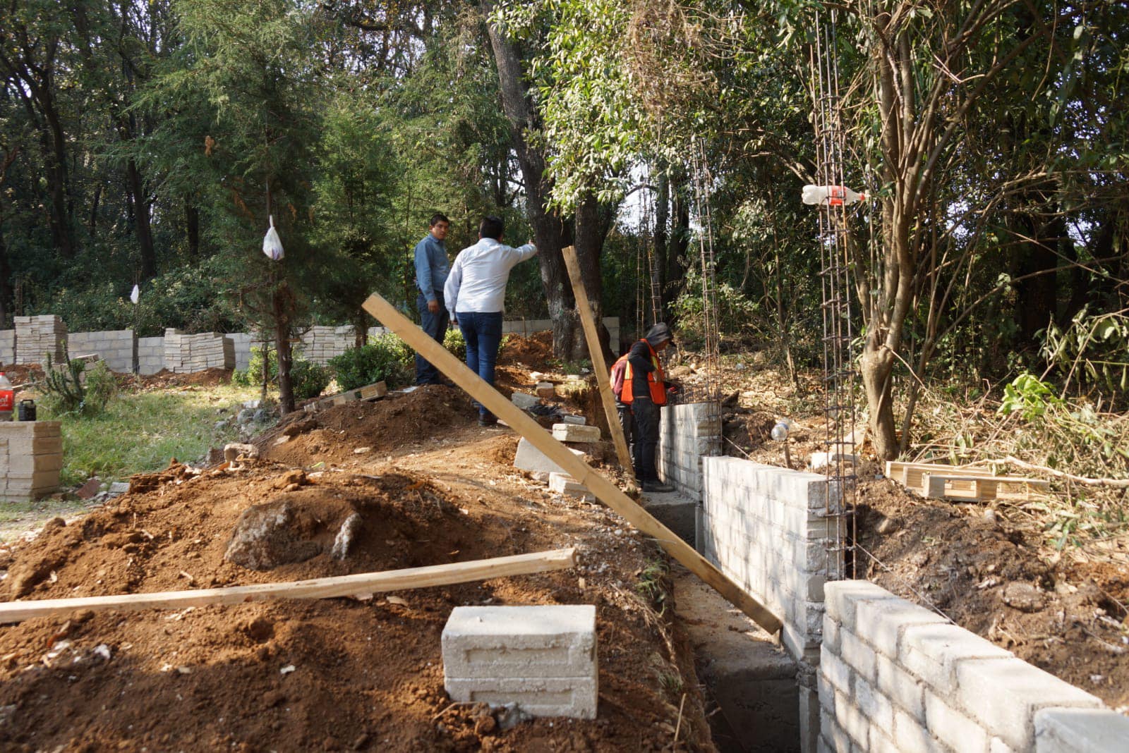 1677194375 480 El Segundo Regidor acompanado del Director de Obras Publicas realizo