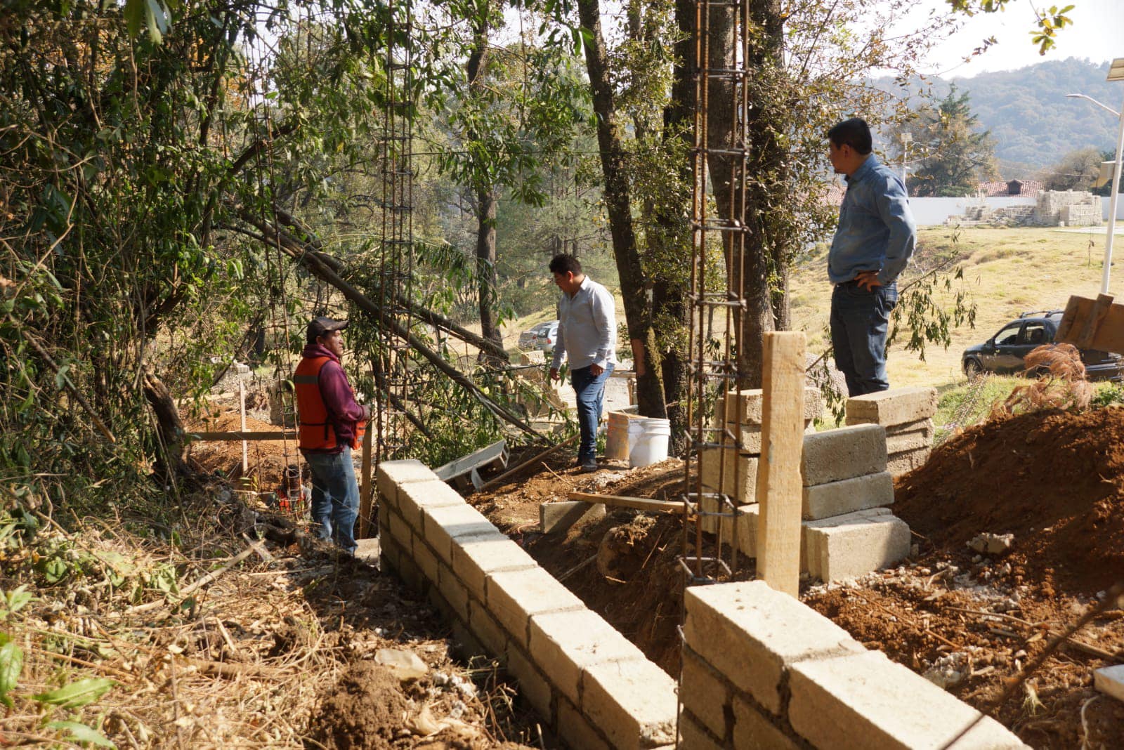 1677194375 990 El Segundo Regidor acompanado del Director de Obras Publicas realizo