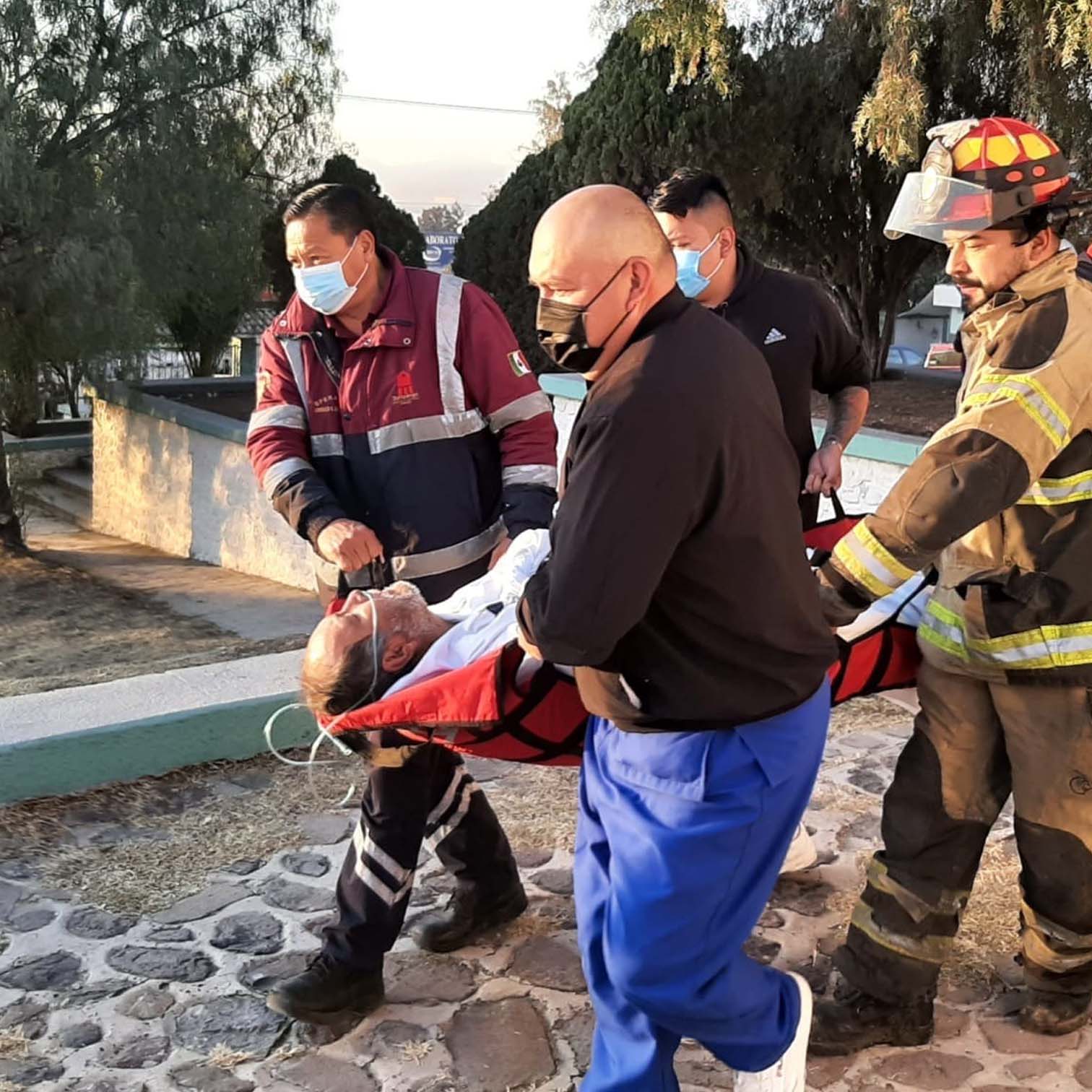 1677261219 Esta manana unidades paramedicas y bomberos de ZumpanGO en apoyo