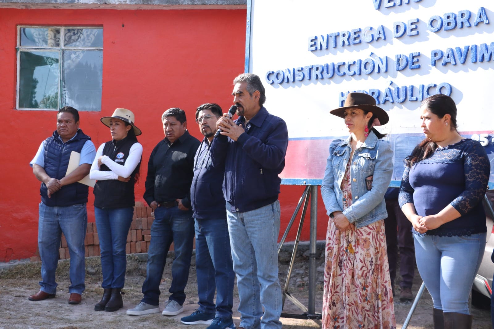 1677346987 252 EntregadeObra Nuestro Presidente Municipal el Profr A Pastor Cruz Garcia