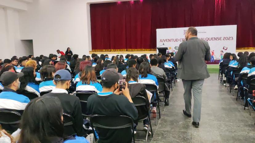 1677358948 366 Ante mas de 800 alumnas y alumnos de bachillerato padres