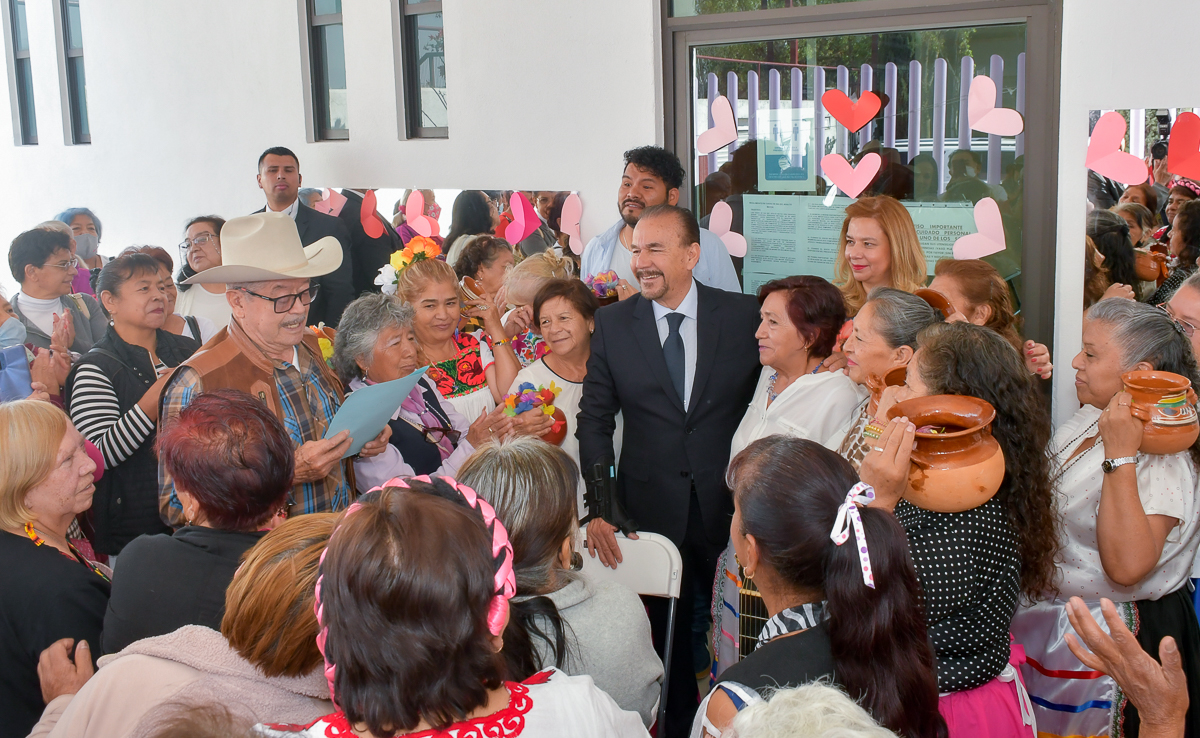 1677362333 525 En su visita por la casa para adultos mayores Alfredo