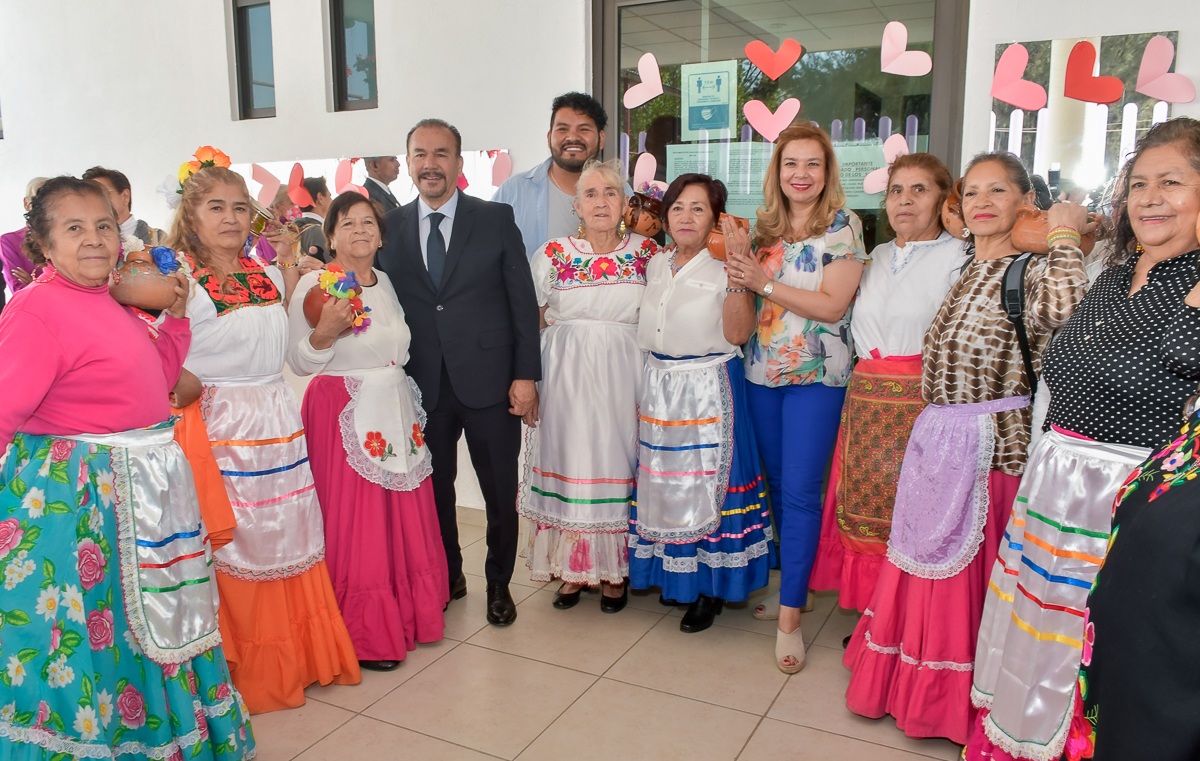 1677362334 129 En su visita por la casa para adultos mayores Alfredo