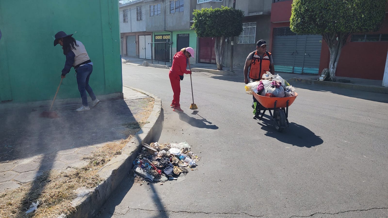 1677368902 893 SERVIDORES PUBLICOS REALIZAN JORNADA DE LIMPIEZA EN AVENIDA GREGORIO MELERO