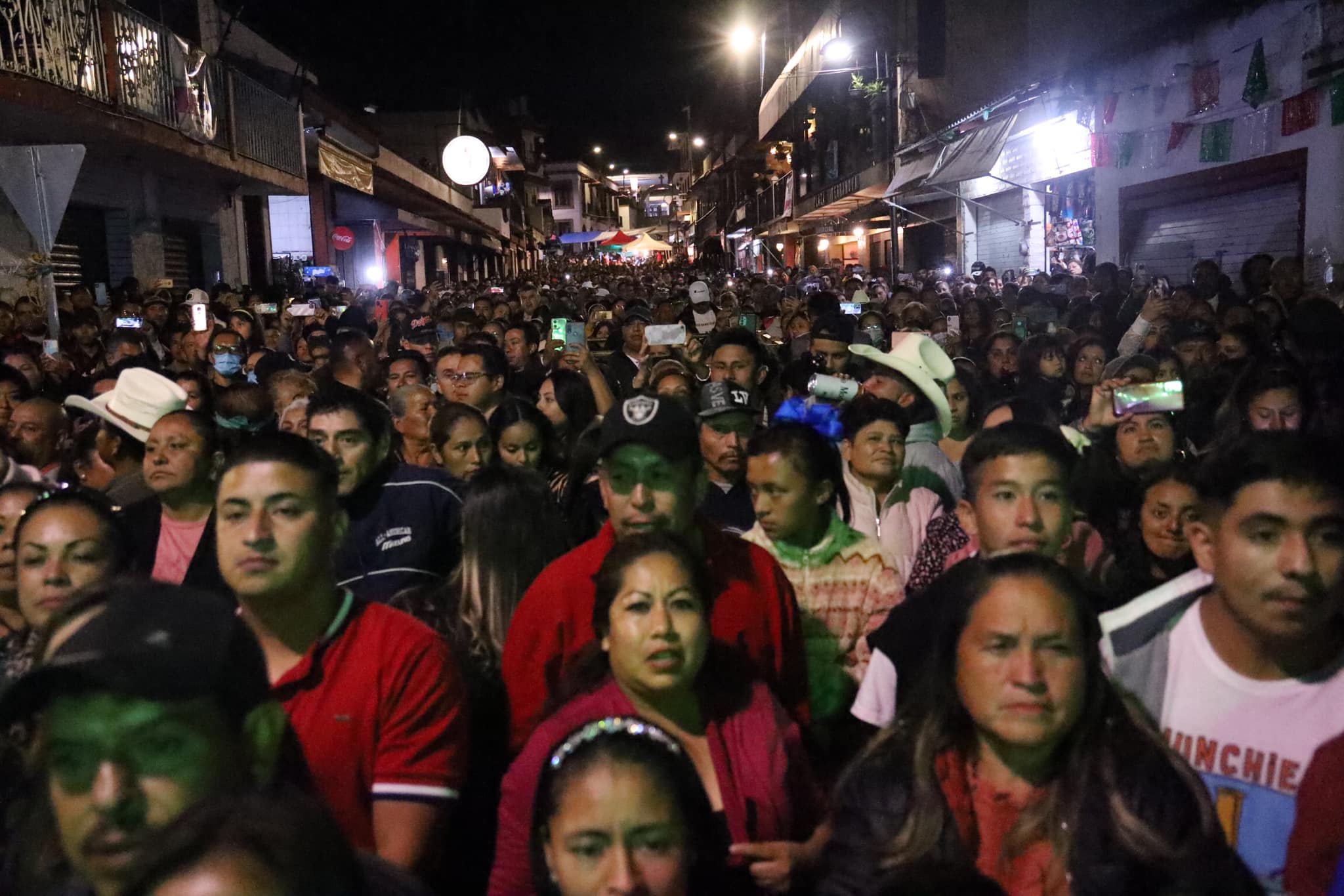 1677419455 282 Tenemos casa llena bailando con la musica de Campeche Show