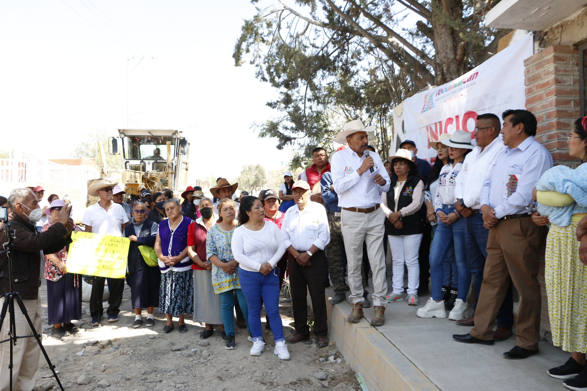 1677447679 435 Banderazo de inicio de la obra Pavimentacion Asfaltica de 2145