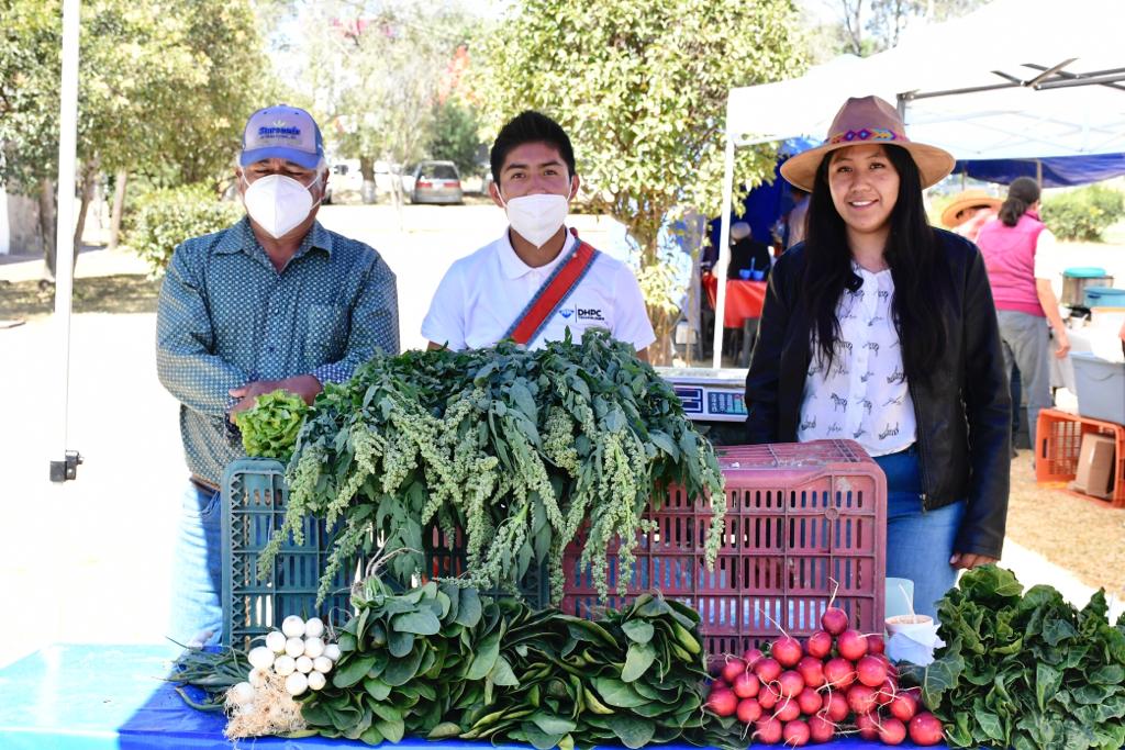 1677541241 734 Productores dan brillo a Otzolotepec en el Tianguis de la