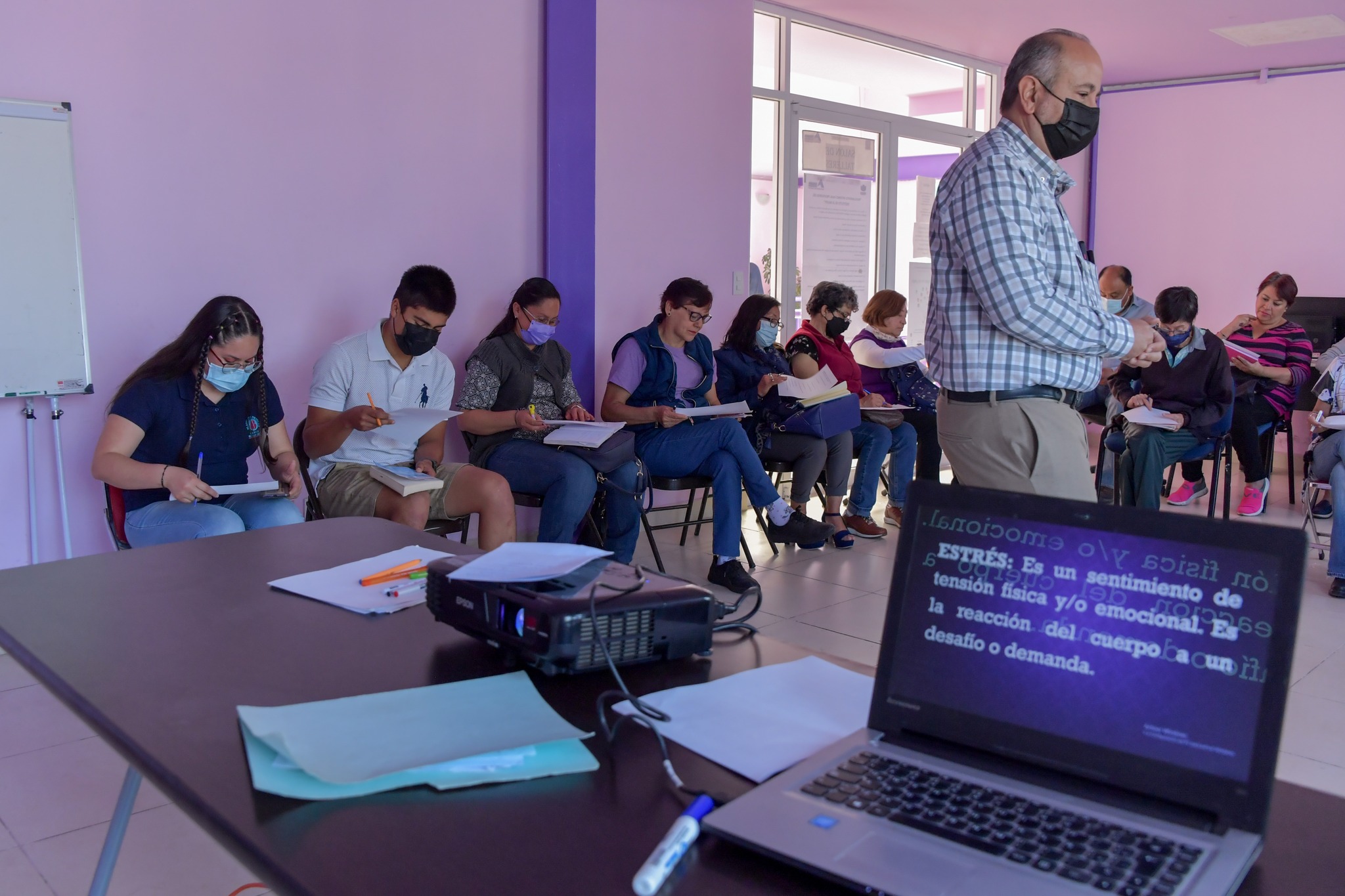 1677625259 116 Mujeres atizapenses asistieron al Taller presencial Manejo del Estres imparti