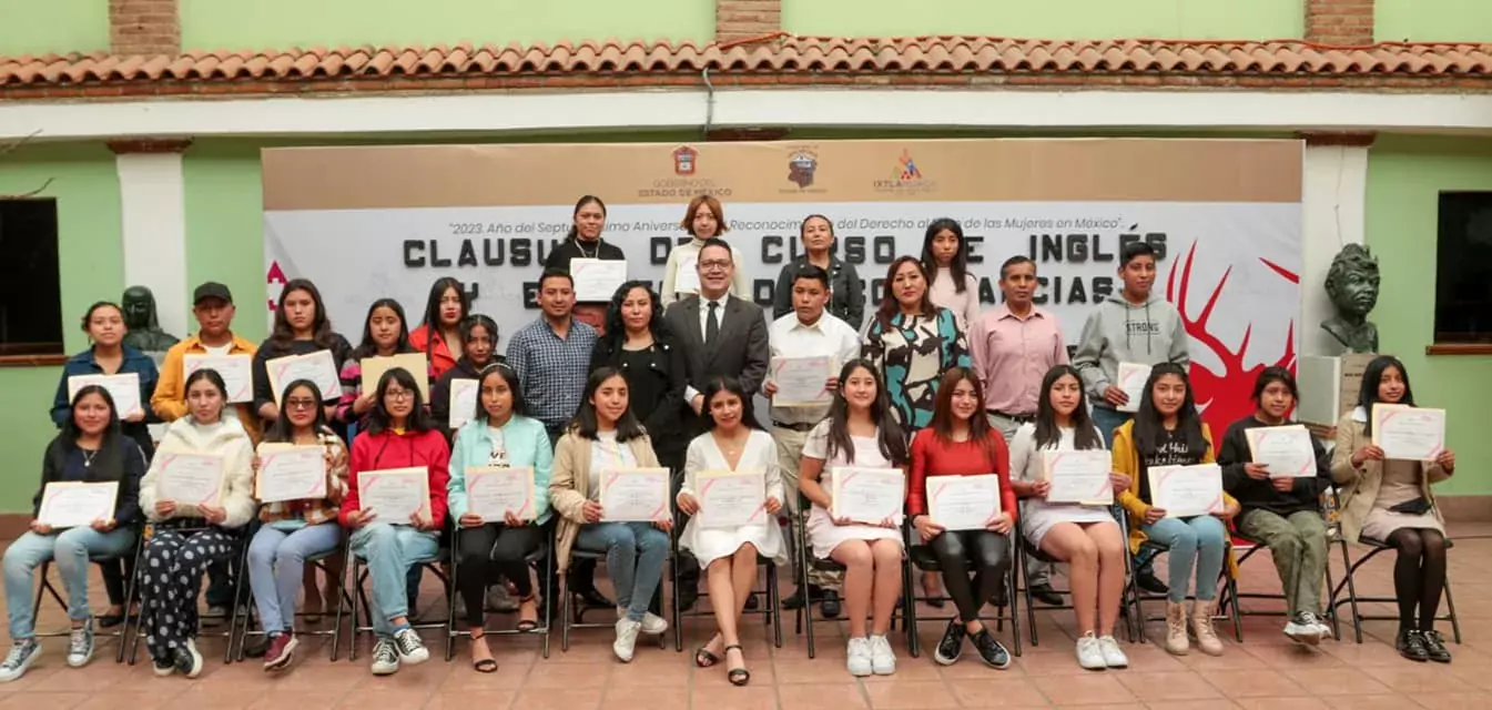 50 jovenes recibieron hoy su constancia de acreditacion al CursoDeIngles jpg