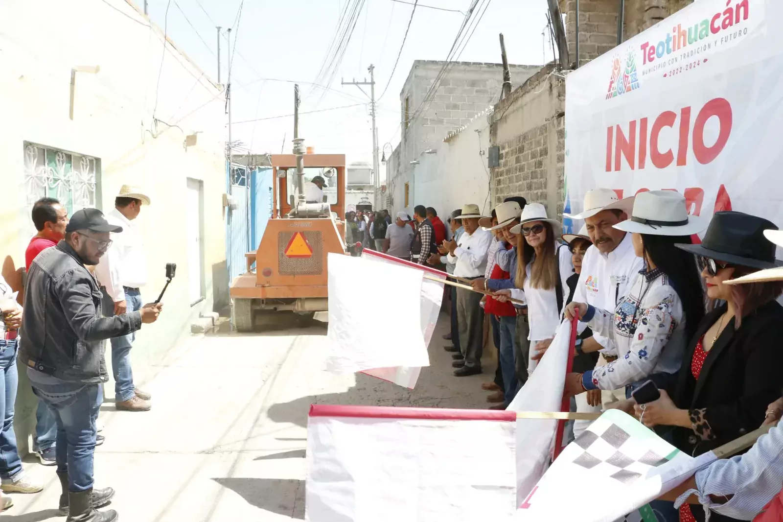 Banderazo de inicio a la obra 706 m2 de Pavimentacion jpg