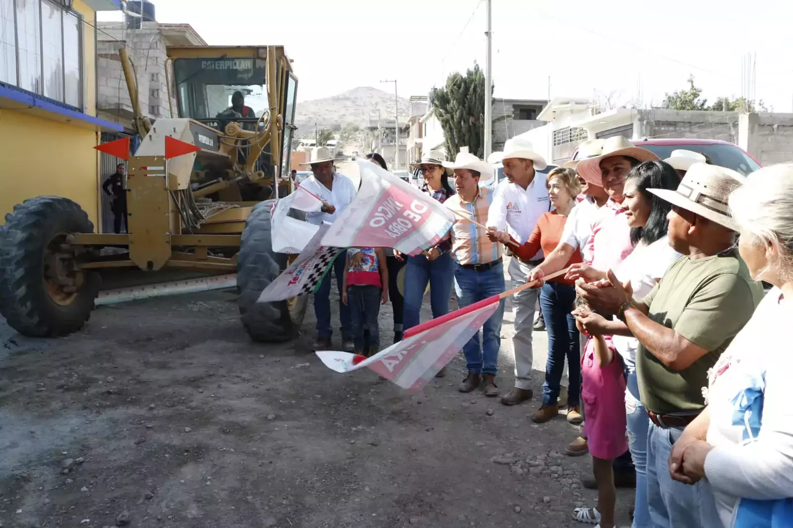 Banderazo de inicio a la obra Pavimentacion Asfaltica Calle Ninos jpg