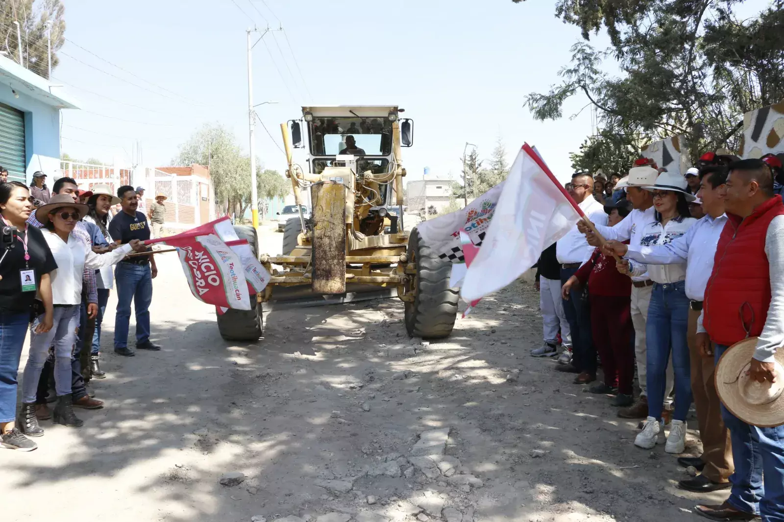 Banderazo de inicio de la obra Pavimentacion Asfaltica de 2145 jpg