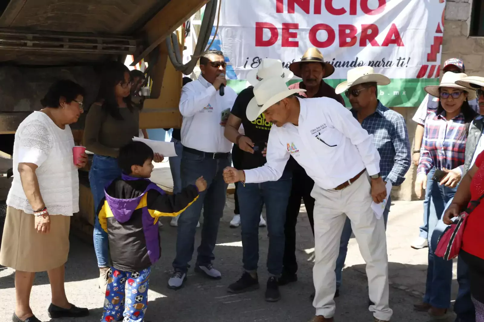 Banderazo de inicio de la obra Repavimentacion Calle Constitucion en jpg