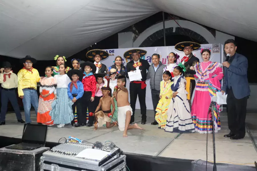 Con mucha alegria danzas dueto de cantantes y grupo tropical jpg