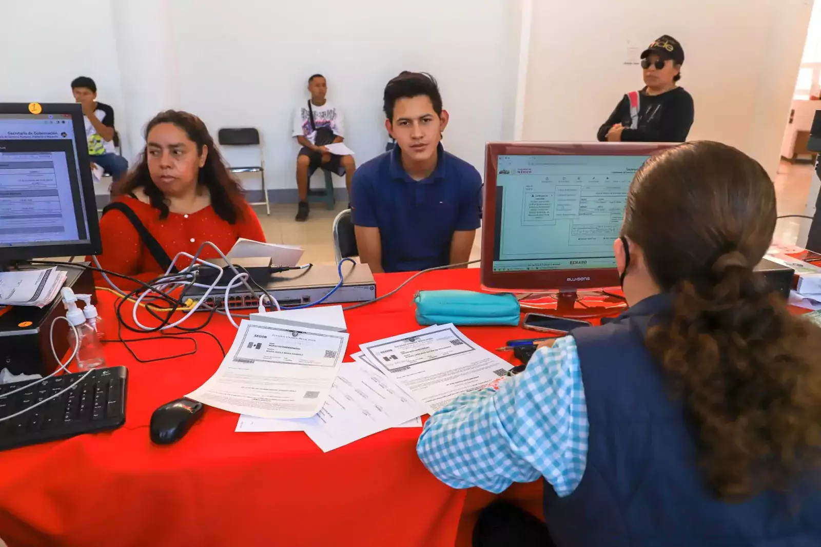 Decenas de vecinos acudieron a las instalaciones de la Casa jpg