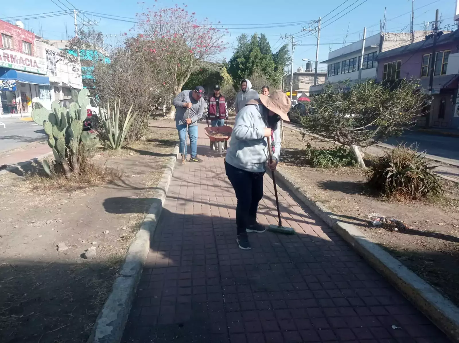 EN PLAZA SANTA ELENA SERVIDORES PUBLICOS REALIZAN JORNADA DE LIMPIEZA jpg