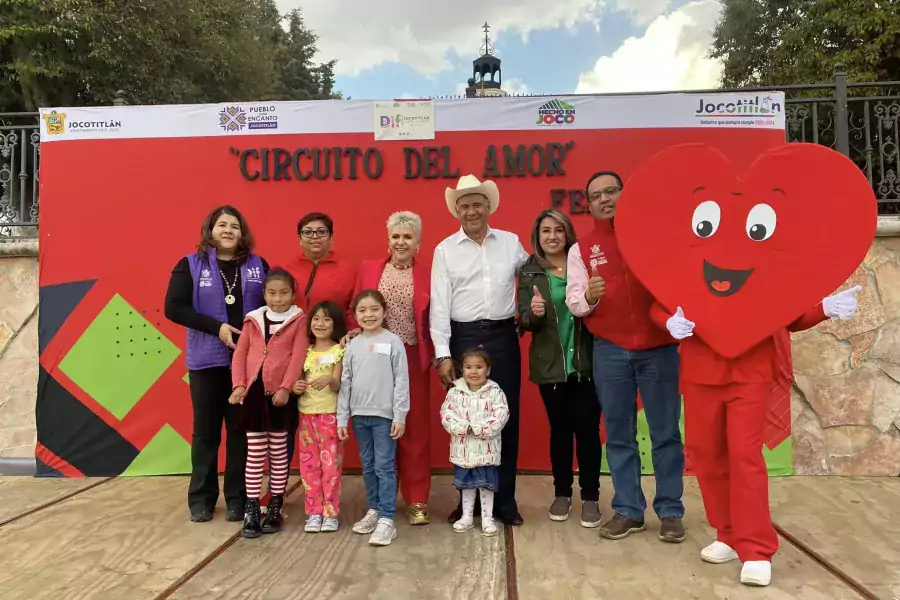 El Presidente Municipal Jesus Cedillo Gonzalez y la Presidenta del jpg