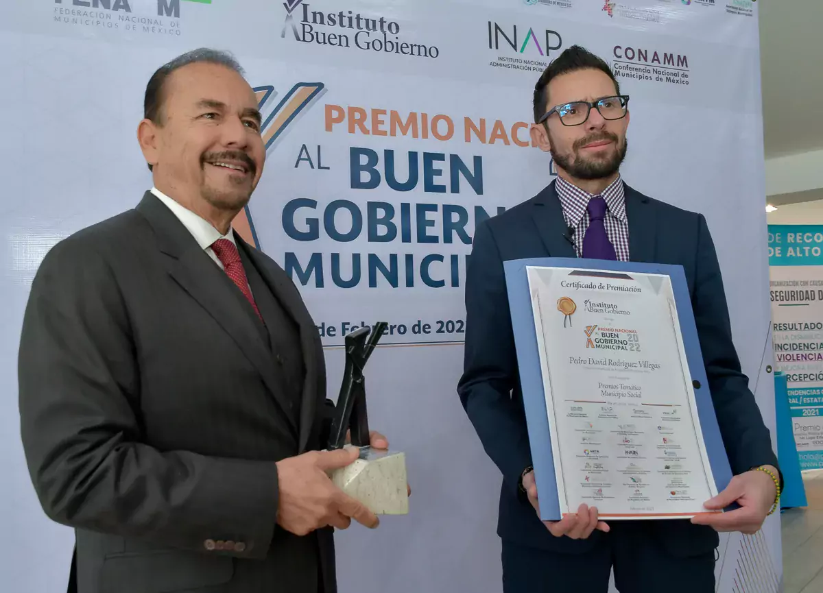 El Presidente Municipal Pedro Rodriguez Villegas recibio el Premio Nacional jpg