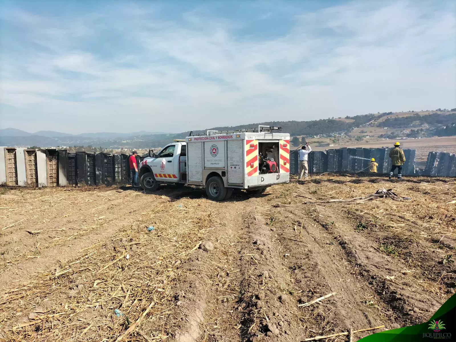 El cuerpo de Bomberos y ProteccionCivil de Jiquipilco acudio a jpg