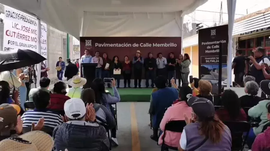 En Tezompa nuestro Presidente Municipal Miguel Gutierrez entrega la pavimenta jpg