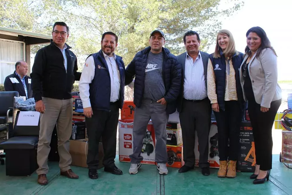 En compania de representantes de la Secretaria del Trabajo del jpg