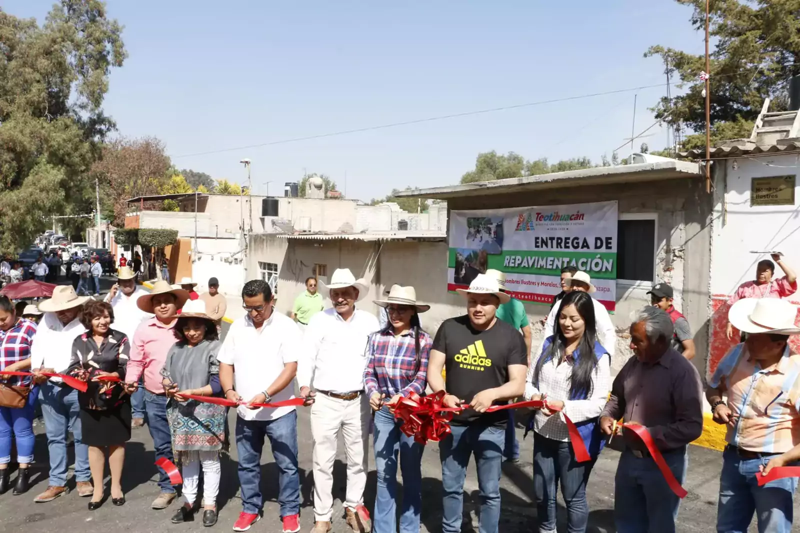 Entrega de la obra de Repavimentacion a las Calles Hombres jpg