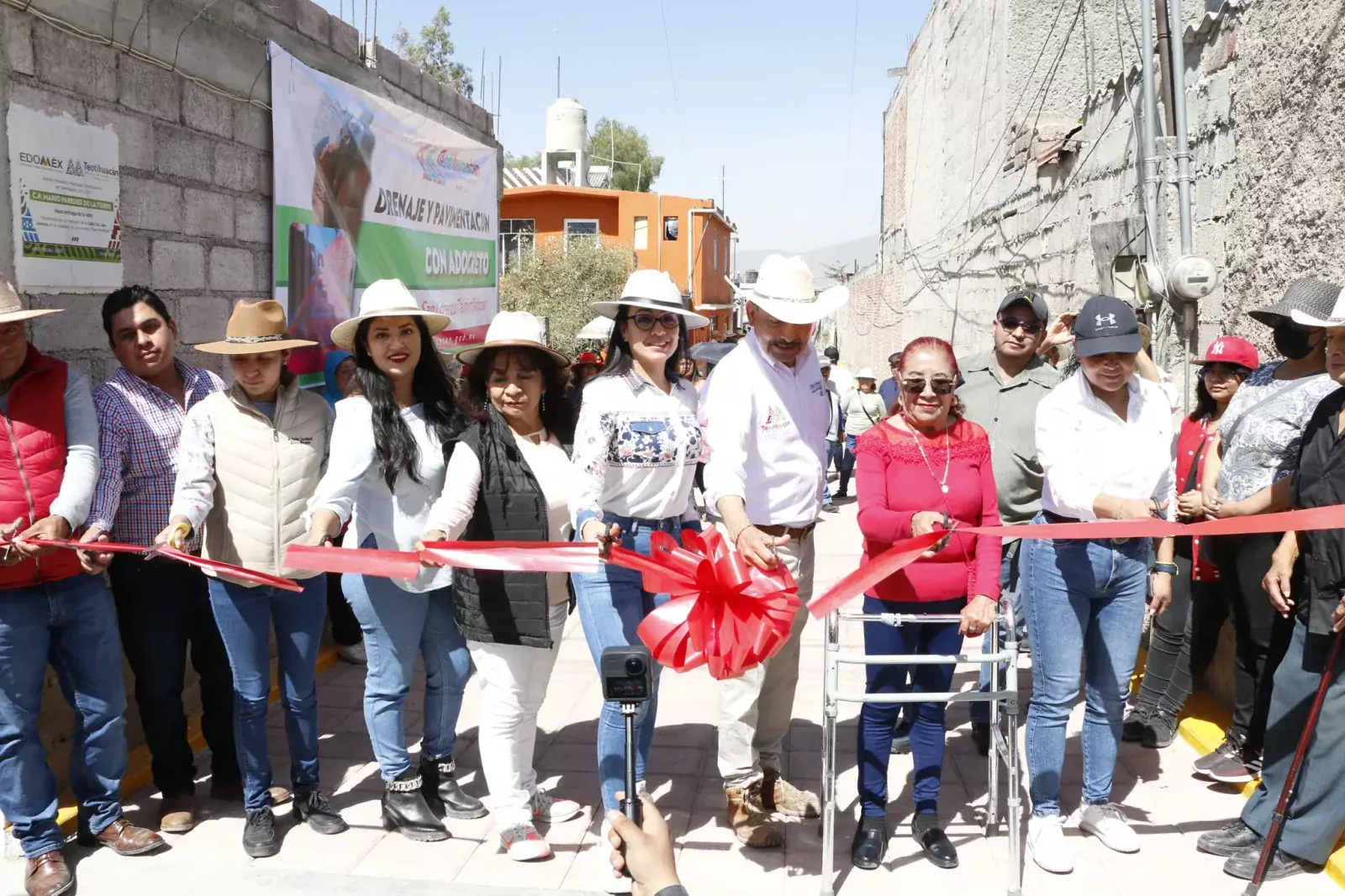 Entrega de las obras de Pavimentacion con Adocreto y Red jpg