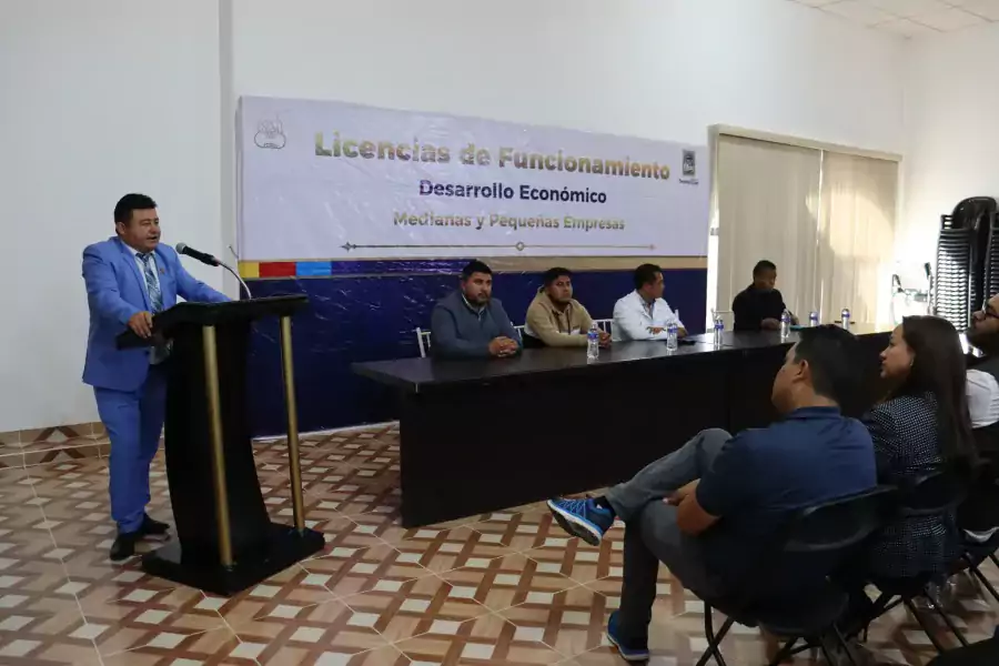 Entrega de licencias de funcionamiento jpg