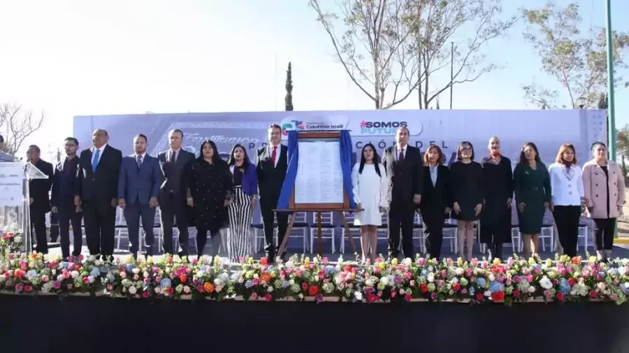 Esta manana la Presidenta Municipal Karla Fiesco Garcia en compania jpg