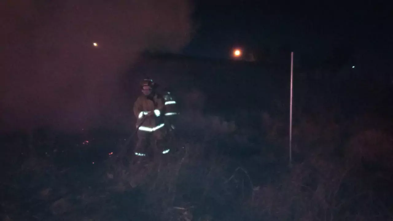 Esta noche nuestros bomberos trabajan en apagar un incendio en jpg