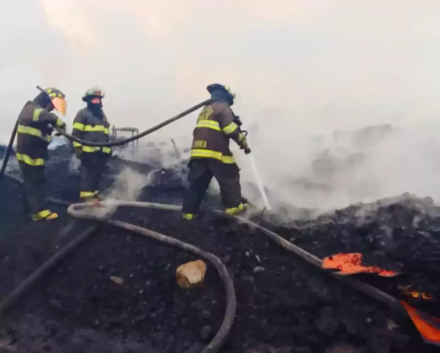 INCENDIO Nuestro Honorable Cuerpo de PC Bomberos Toluca acudio jpg