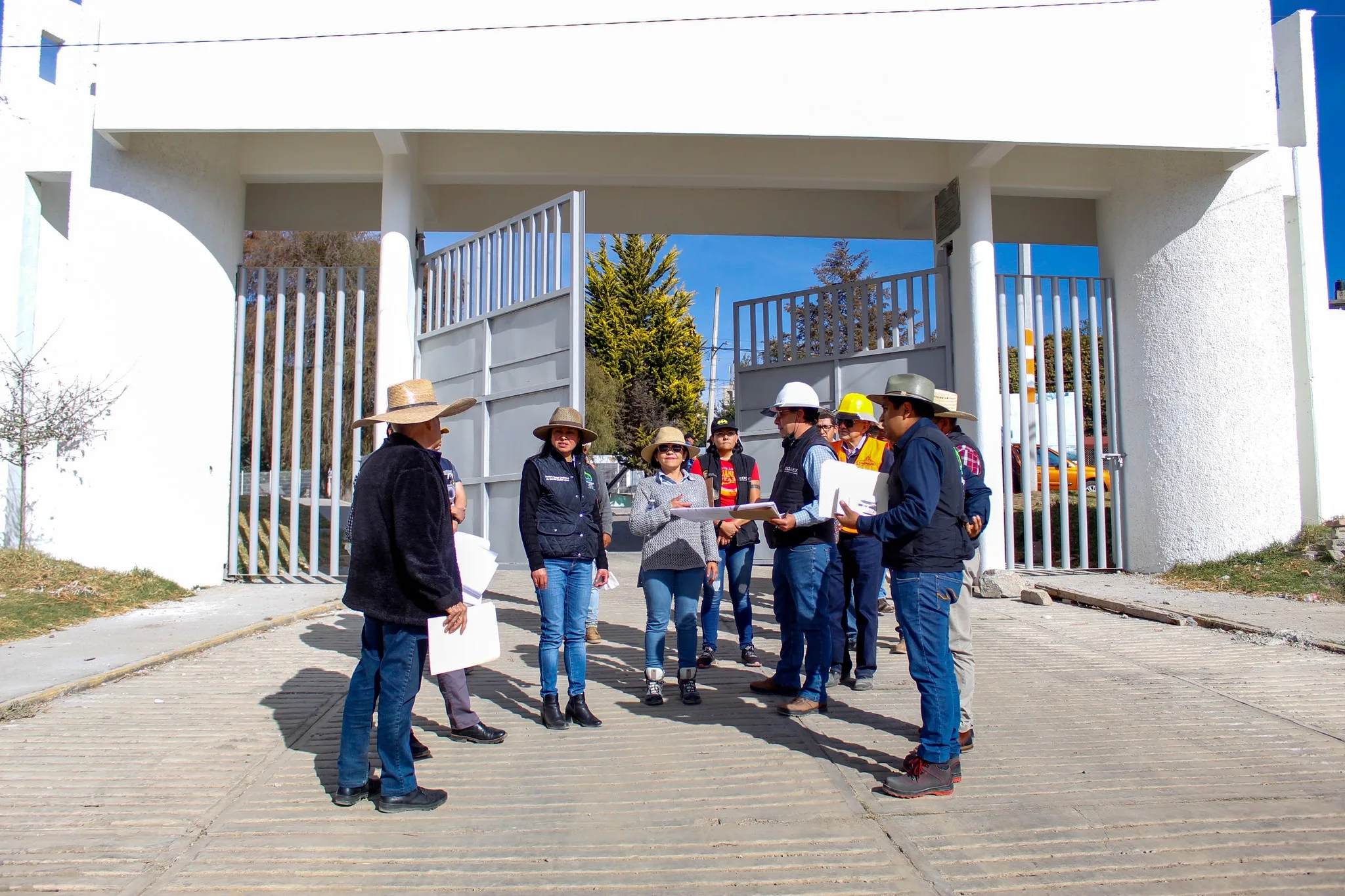 La presidenta Esmeralda Gonzalez Lagunas en compania de la Lic jpg