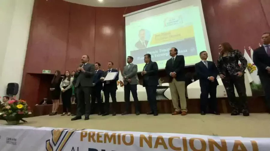 Les comparto mi mensaje durante la ceremonia de la entrega jpg