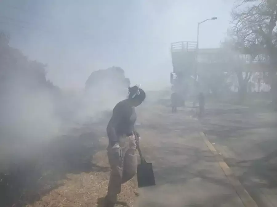 Maneja con precaucion debido a un incendio en pastizales hay jpg