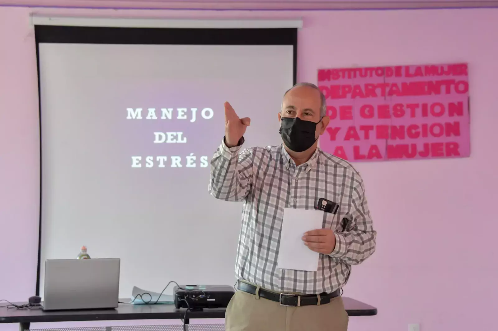 Mujeres atizapenses asistieron al Taller presencial Manejo del Estres imparti jpg