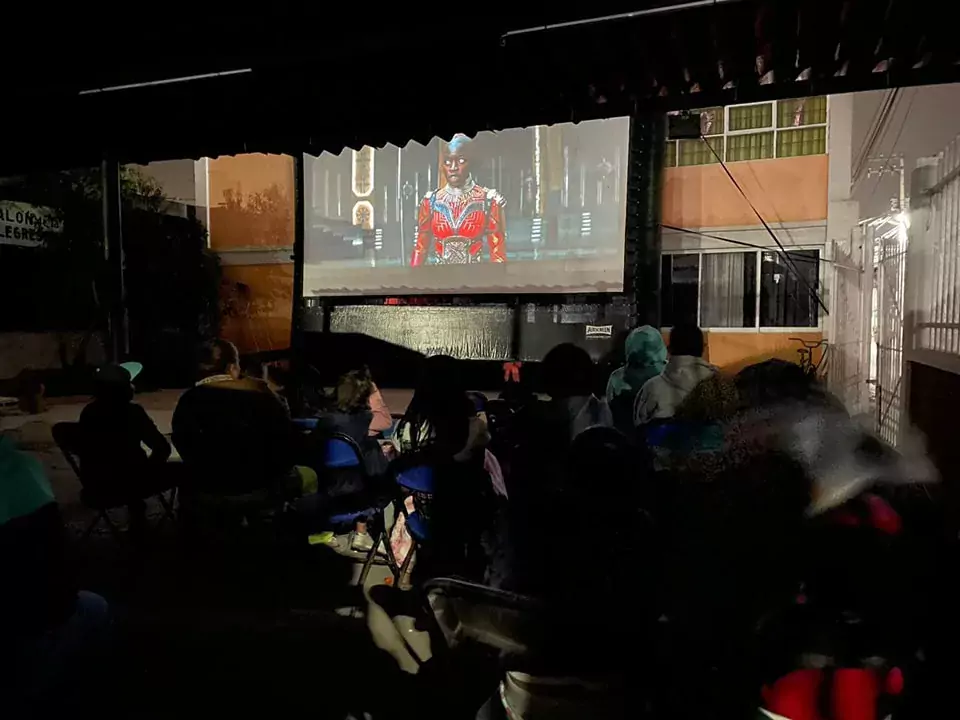 Noche de cine y picnic en la comunidad de Espera jpg