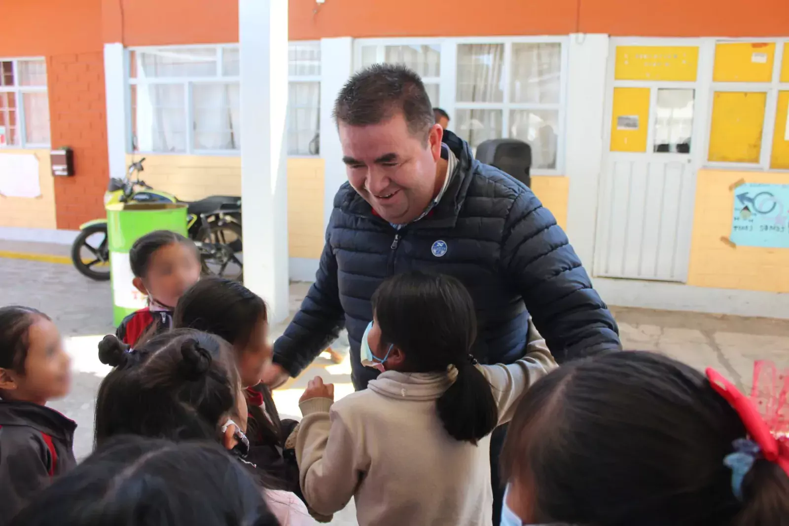 Nuestro amigo Roberto Avila Ventura visito la escuela primaria Cuauhtemoc jpg