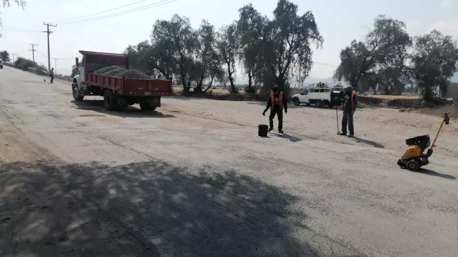 Realizamos labores de bacheo en el puente del Camino a jpg