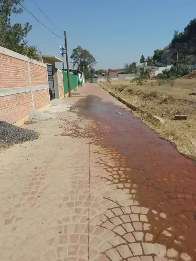 Se detecta fuga de agua potable en calle Olimpica esq jpg