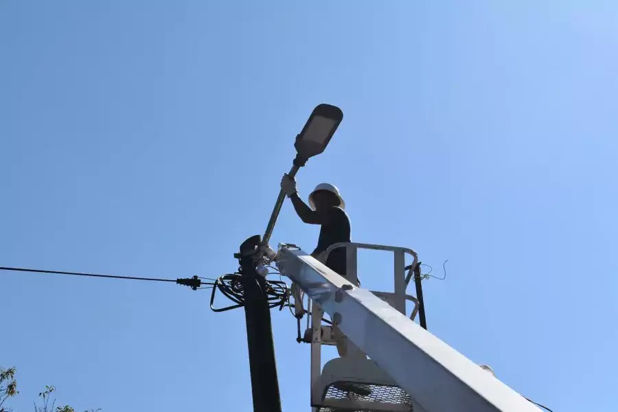 Seguimos dando mantenimiento y reparacion de luminarias a lo largo jpg