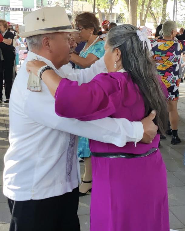 1678366647 63 Las mujeres bailan y sonrien al ritmo de la Banda