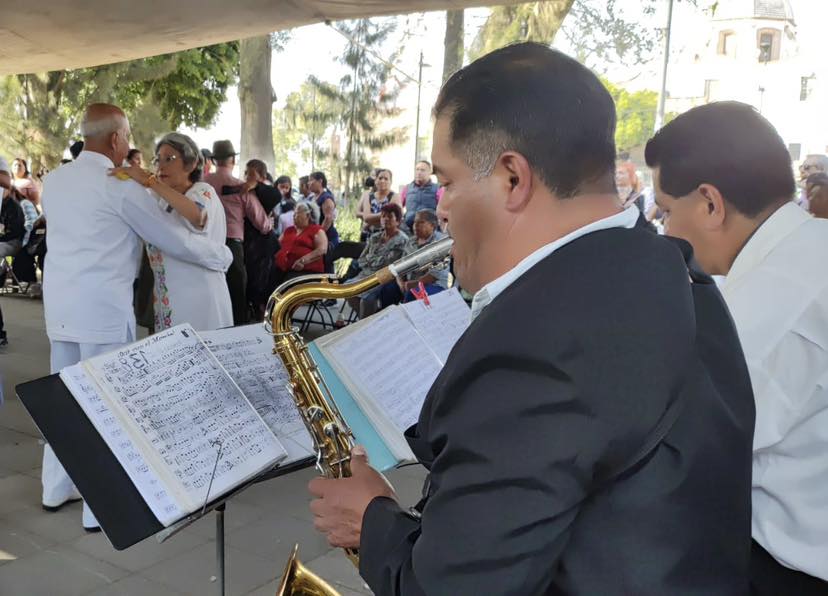 1678366652 364 Las mujeres bailan y sonrien al ritmo de la Banda