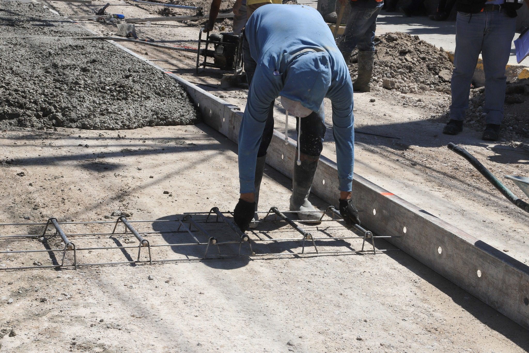 1678660699 126 Continuamos trabajando en la pavimentacion de la Calzada de Guadalupe