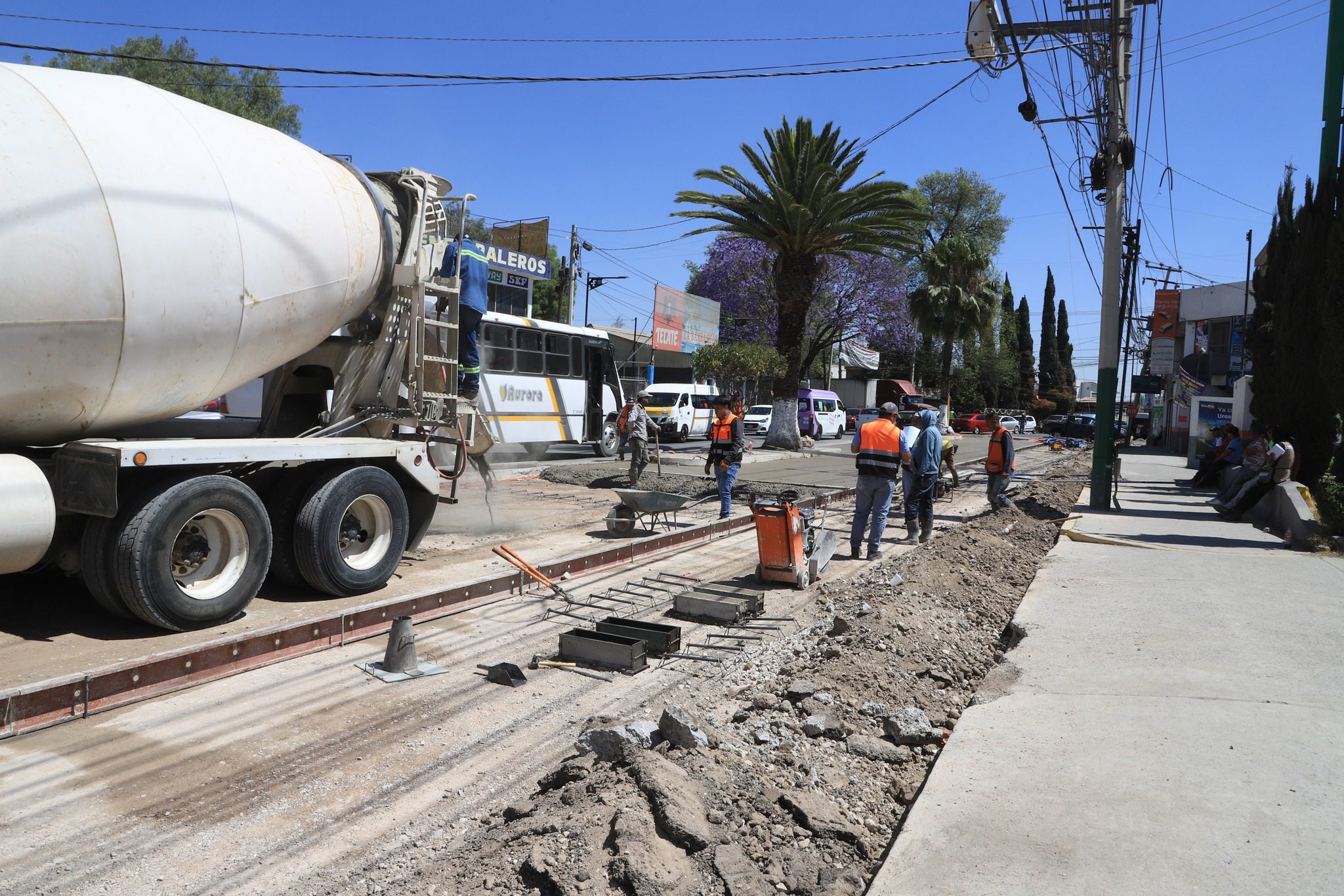 1678660705 34 Continuamos trabajando en la pavimentacion de la Calzada de Guadalupe