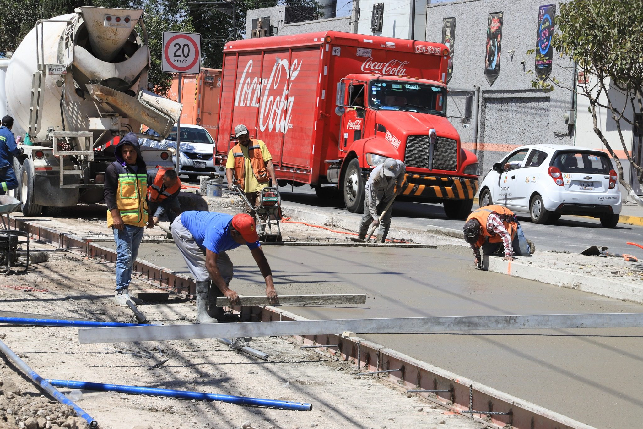 1678660711 571 Continuamos trabajando en la pavimentacion de la Calzada de Guadalupe