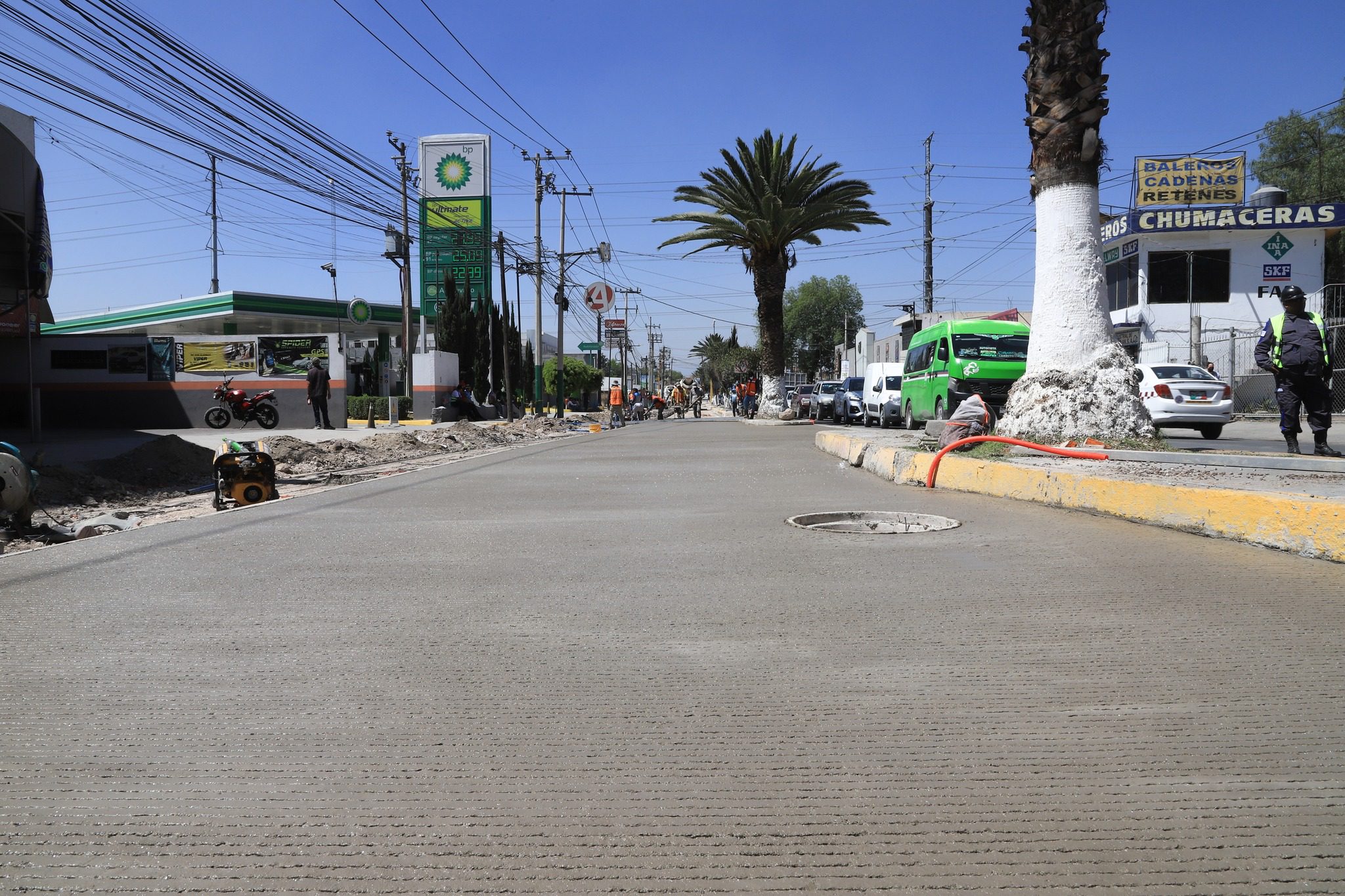 1678660715 69 Continuamos trabajando en la pavimentacion de la Calzada de Guadalupe