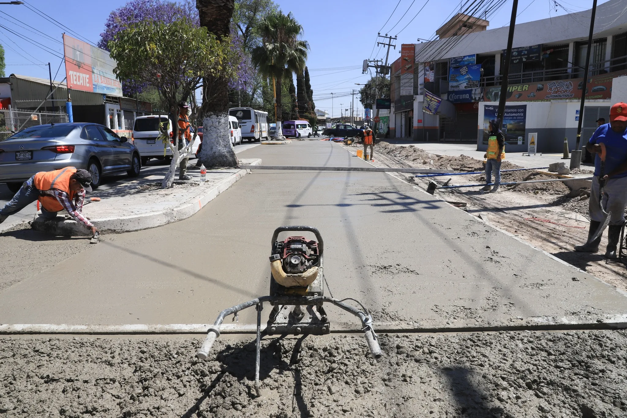 1678660761 Continuamos trabajando en la pavimentacion de la Calzada de Guadalupe jpg