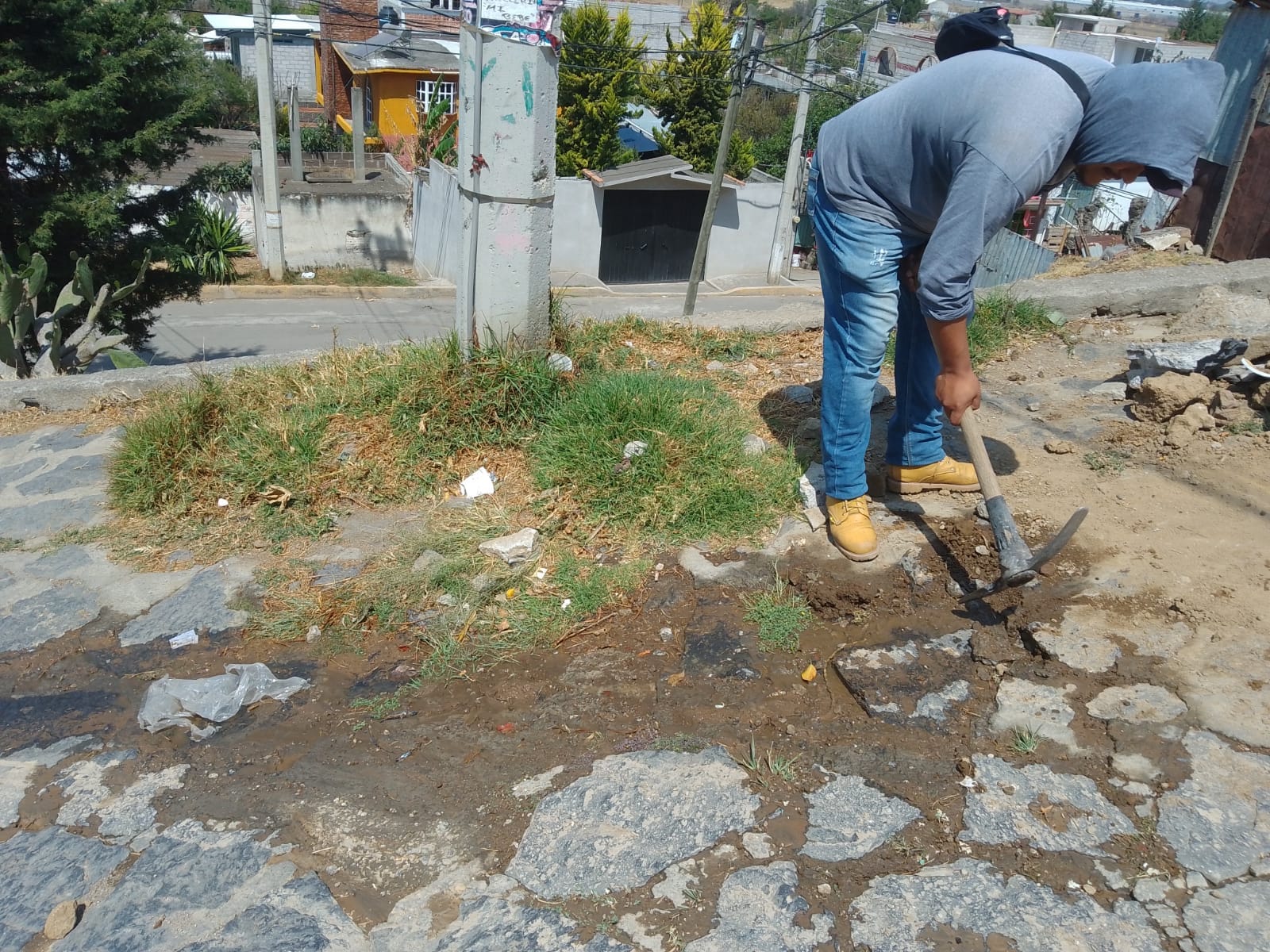 1678732844 Se reporta fuga de agua potable en la linea de