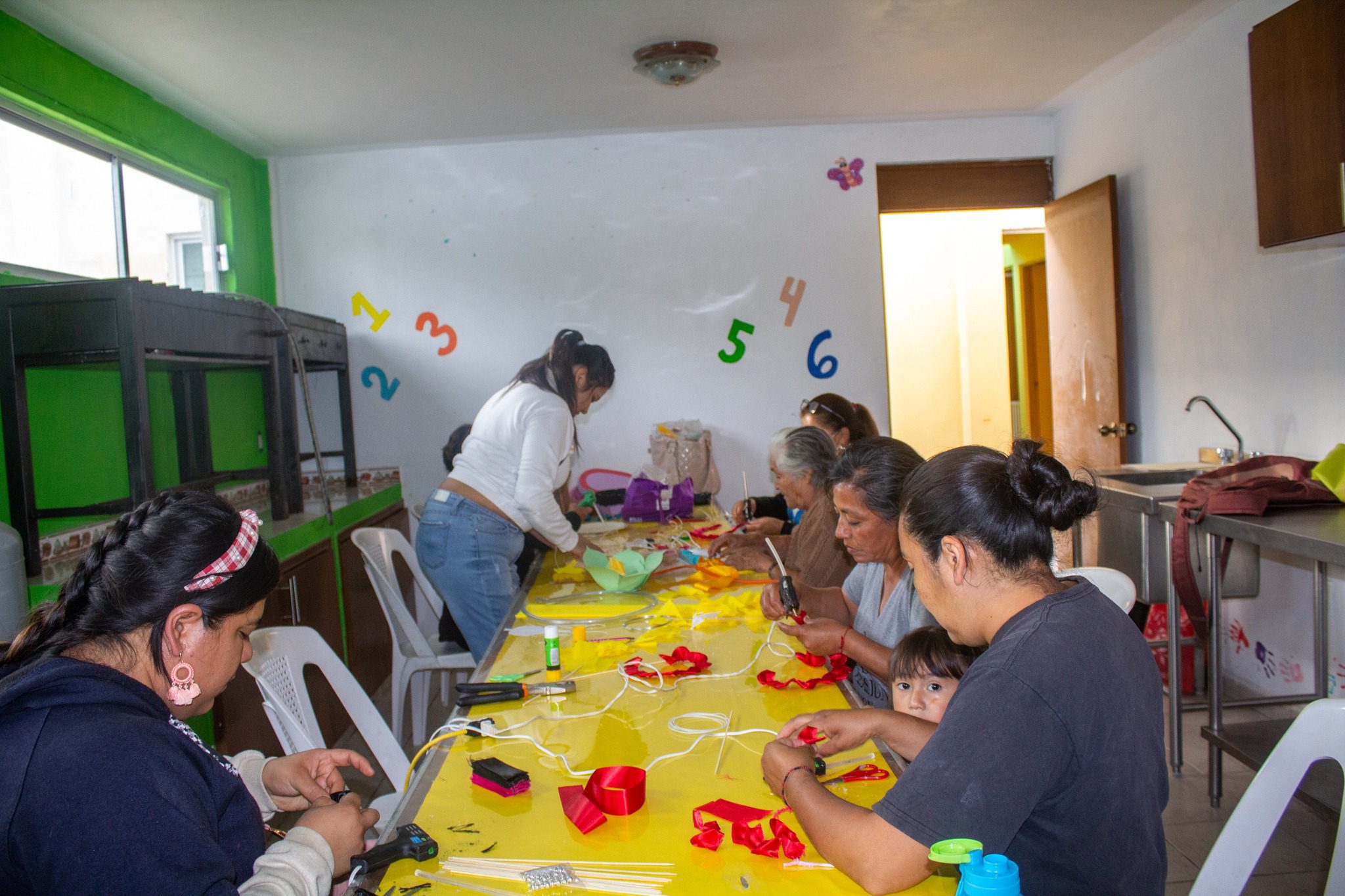 1679003598 349 Felicitamos a las alumnas que concluyeron el curso de Flores