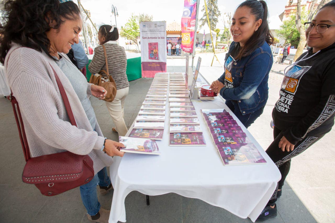 1679356457 575 Con mucho orgullo se presento el libro municipal de SanAntonioLaIsla